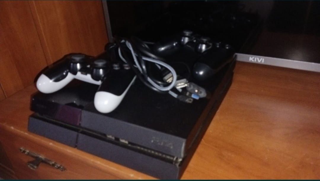 Продам PlayStation 4