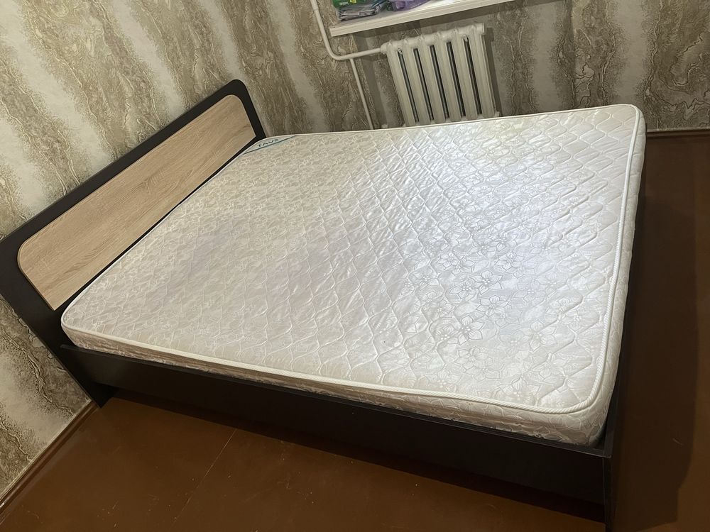 Продается двуспальная кровать