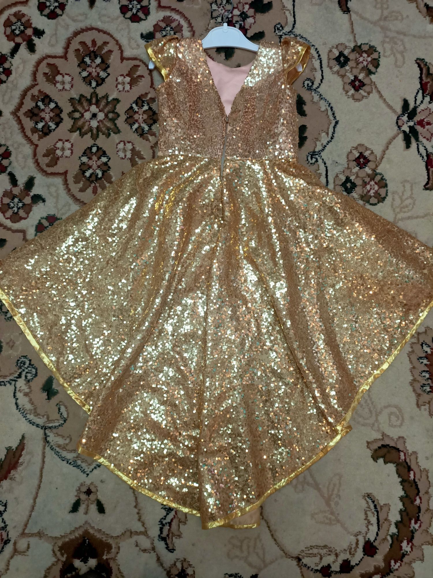 Продам шикарную праздничное платья 4-7 лет