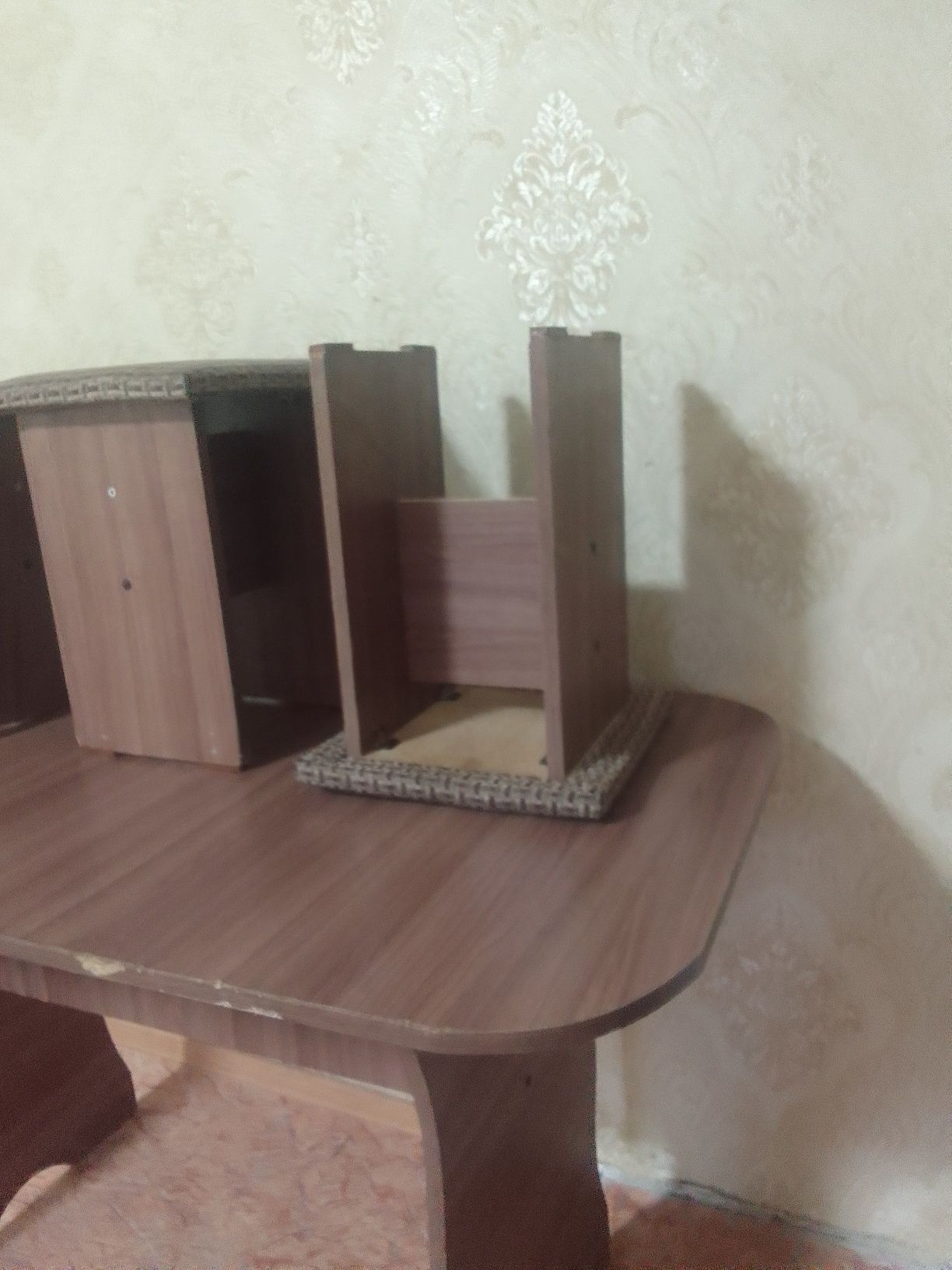 Стол и 3 табурета