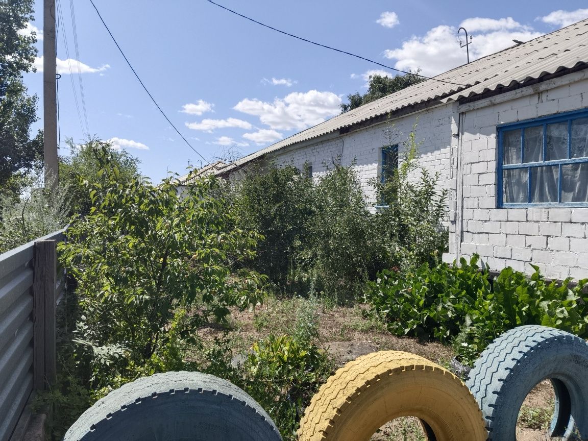 Продам дом с большим двором, угляркой, гаражом, верандой.