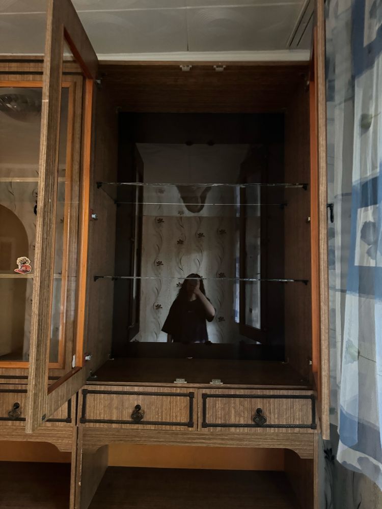 Продам сервант шкаф