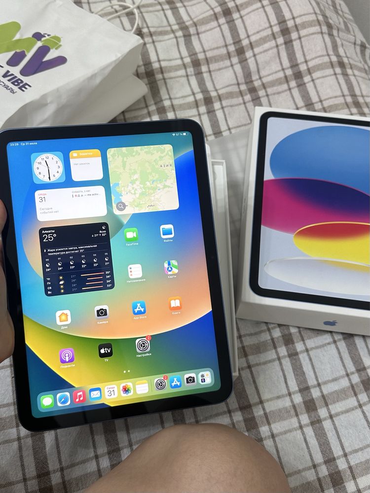 Продам iPad в хорошем состоянии с аксессуарами