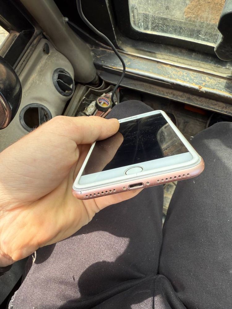 Продам айфон 8 plus в отличном состоянее на 64 гб