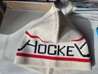 Продам шапку вязанную "HockeY"