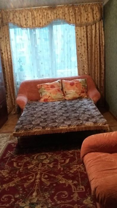 На ночь 6000, за 2 часа 3000 дальше по 1000. 11 мкр. Возле Керуе.