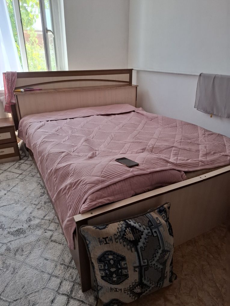 Кровать в хорошем состоянии  матрас чистый