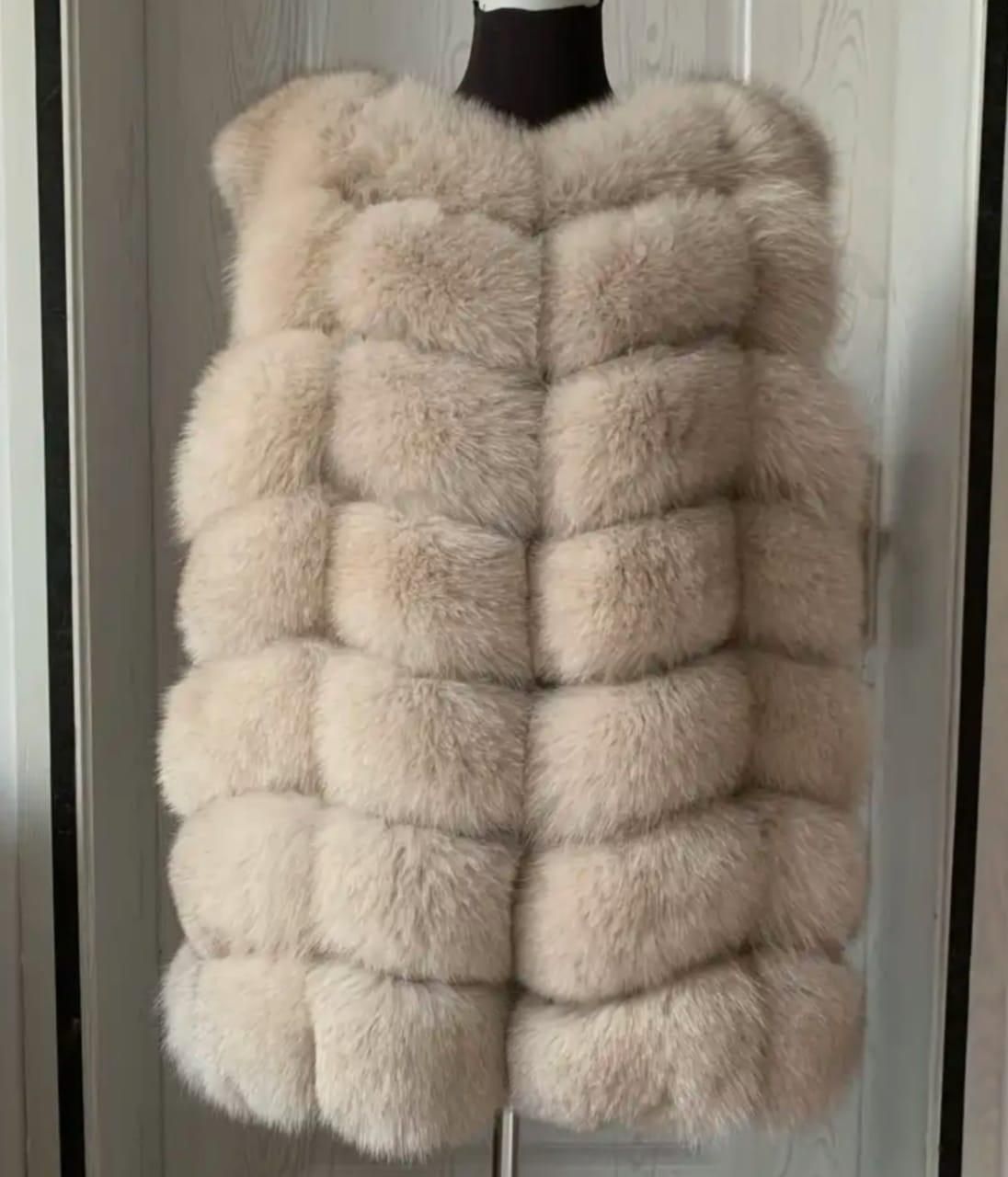 Продам меховую жилетку.