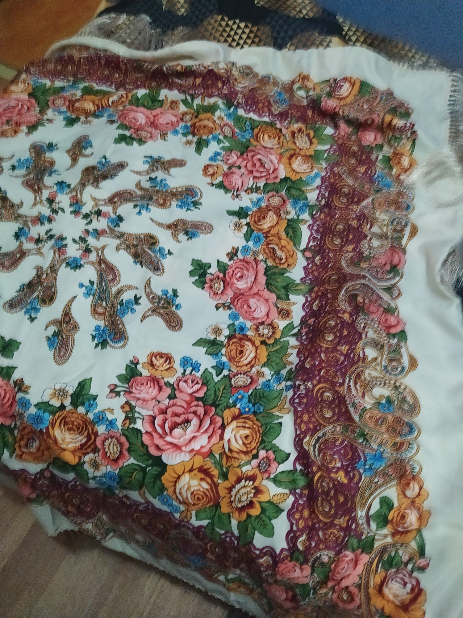 Продам женские платочки и  шарфики из тонкой ткани