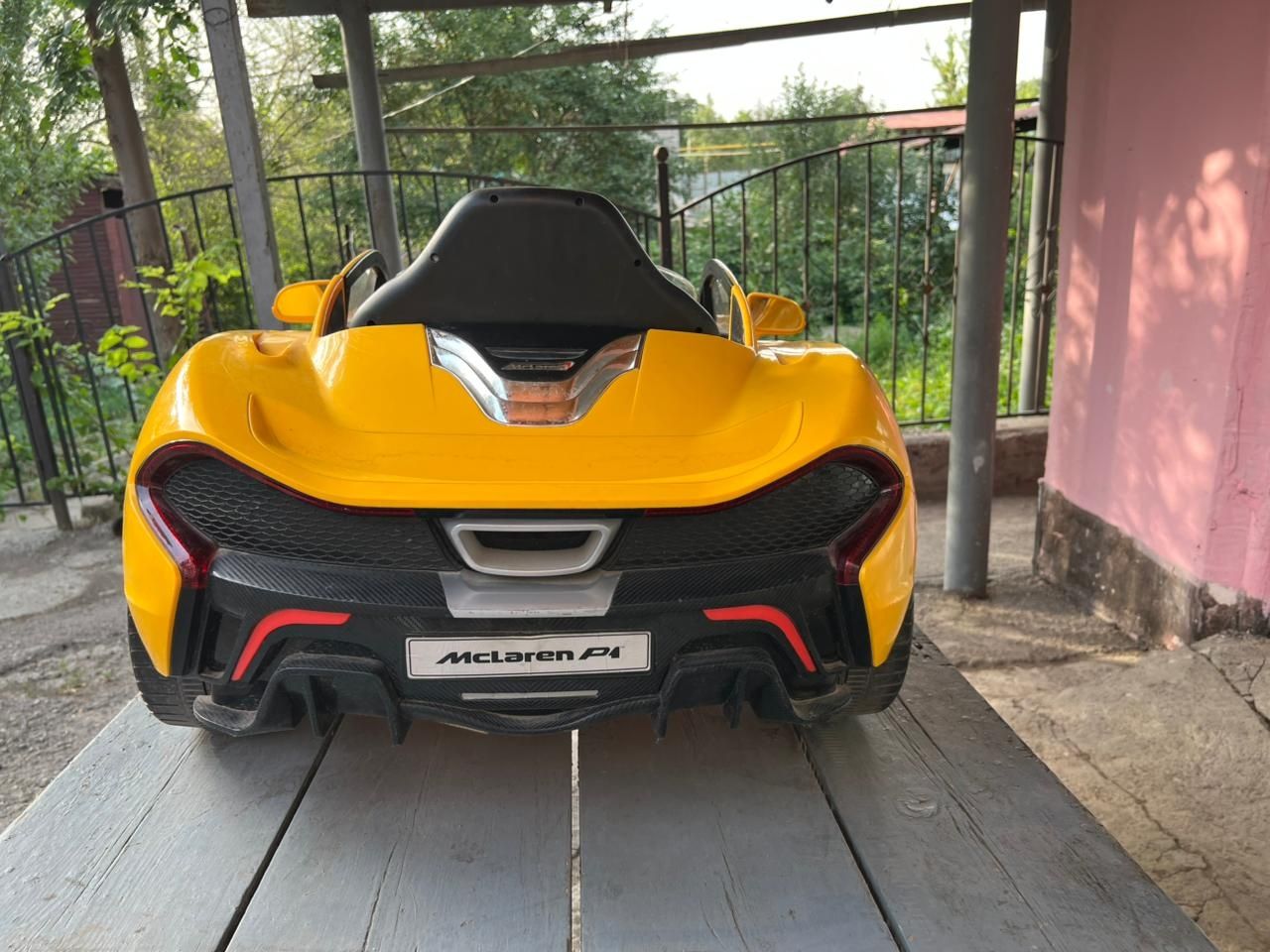Продам детскую машину McLaren