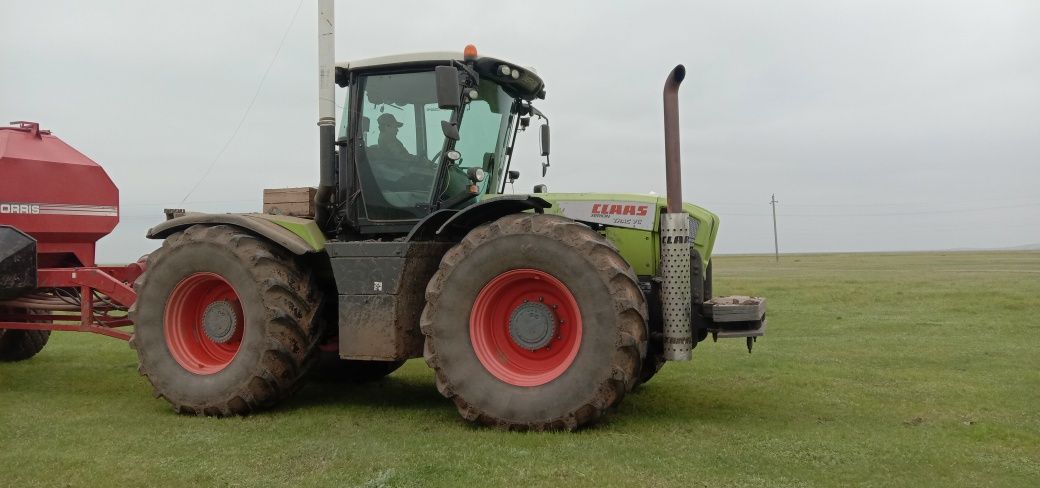 Трактор Claas с посевным комплексом Moris