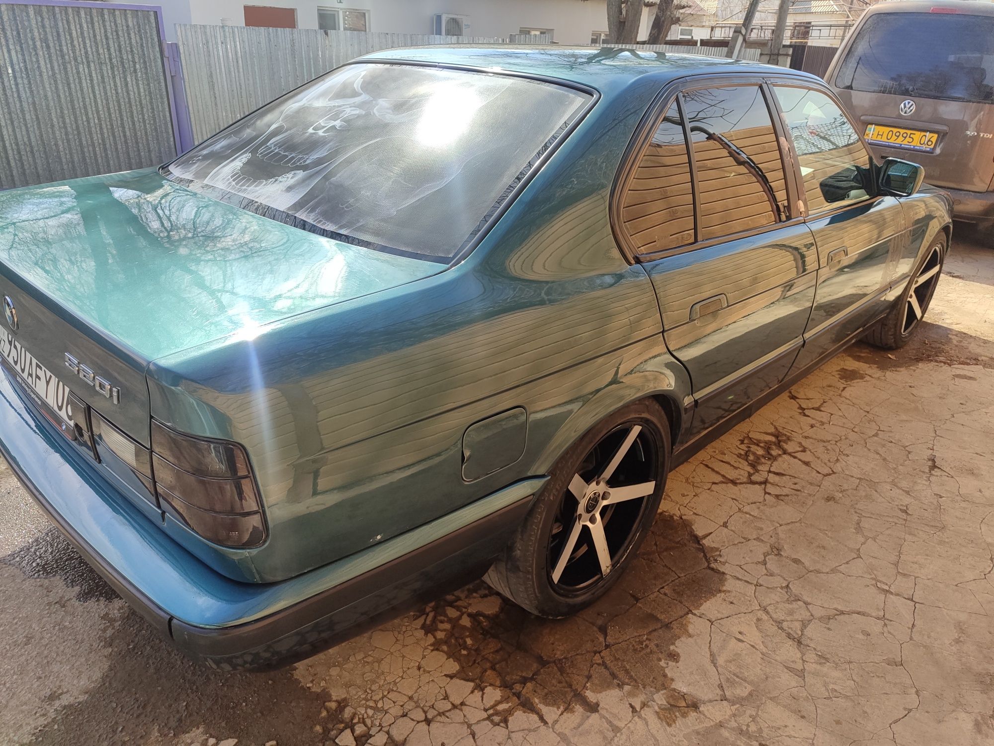 Автомобиль БМВ е 34