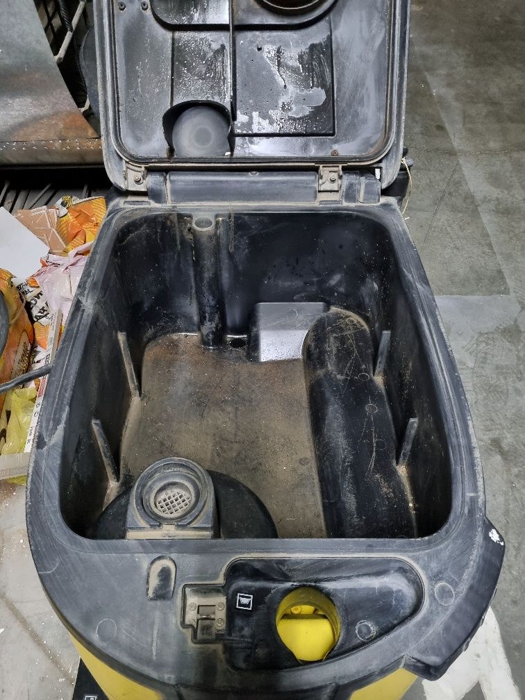 Продаётся поломоечная машина Karcher