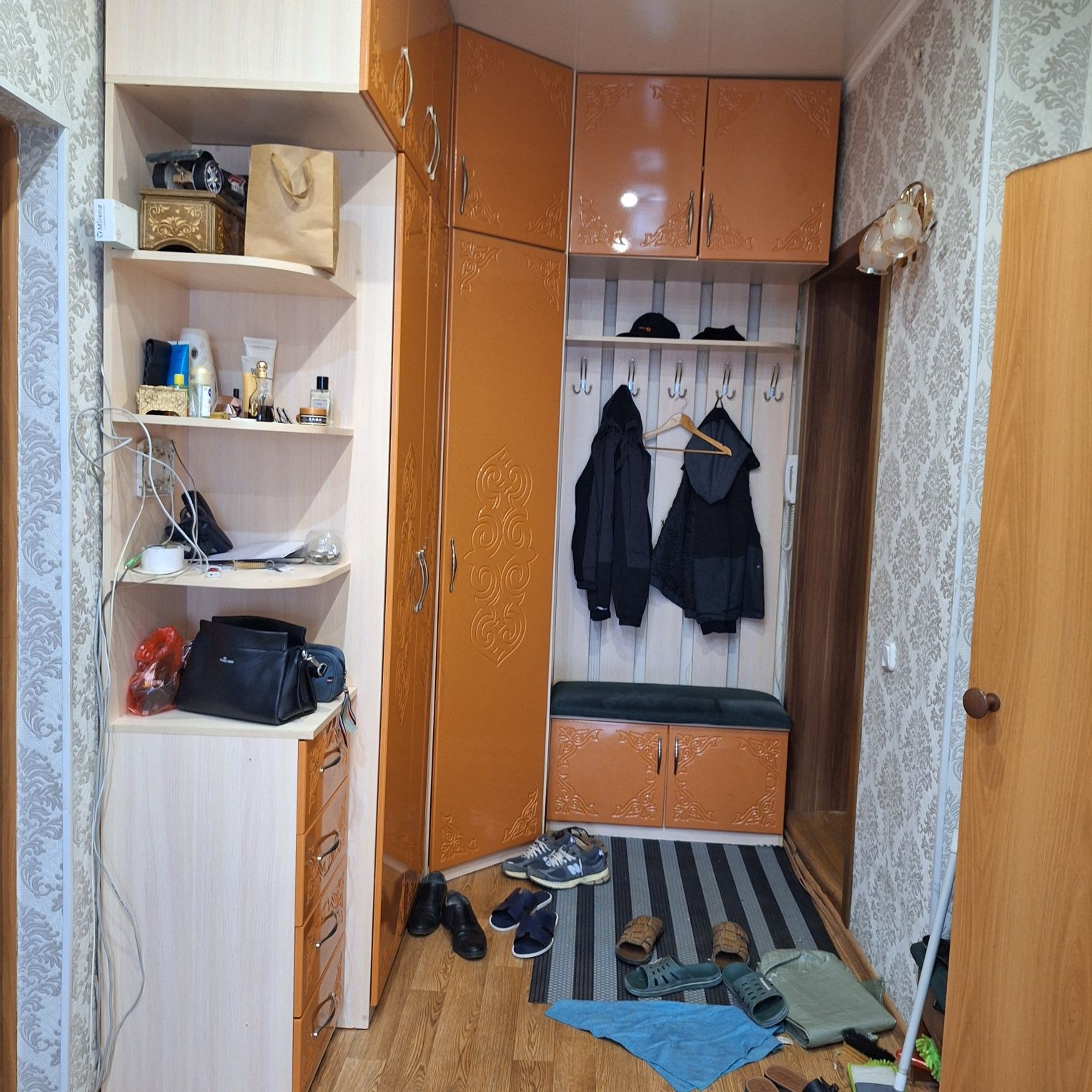 Срочно продам угловой прихожую .