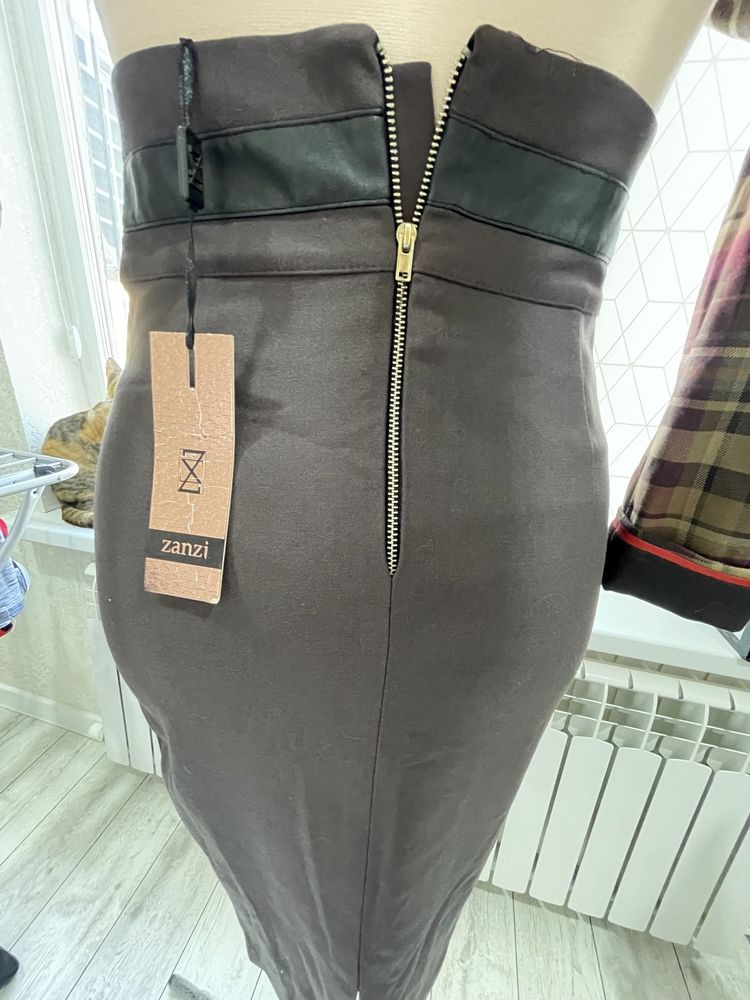 Срочно продам! Костюм с юбкой