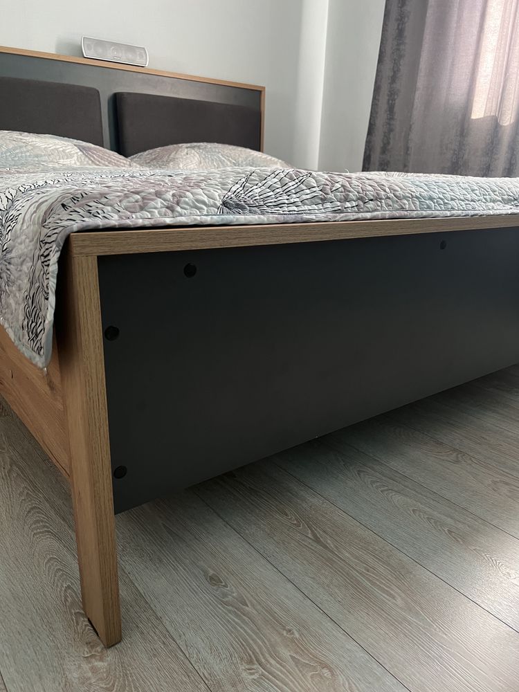 Кровать с матрасом и 2 тумбы