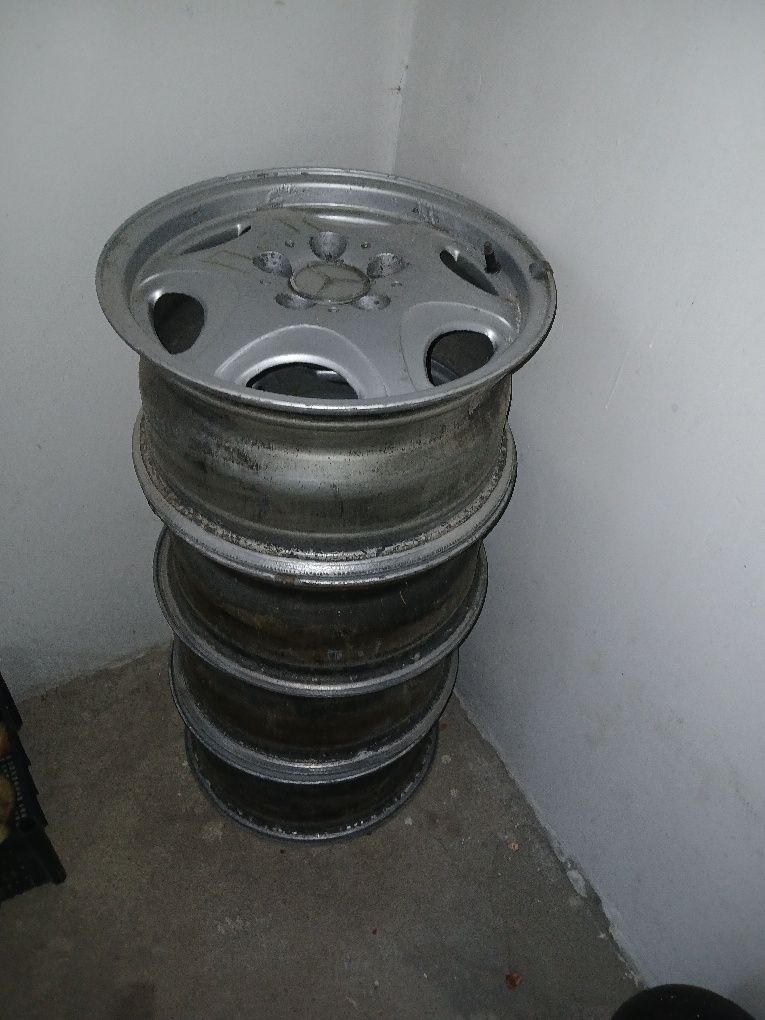 Продам диски  15 и бампер 124