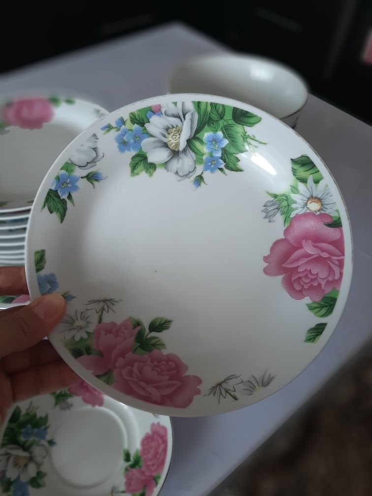 Продам сервиз из тарелок и супниц