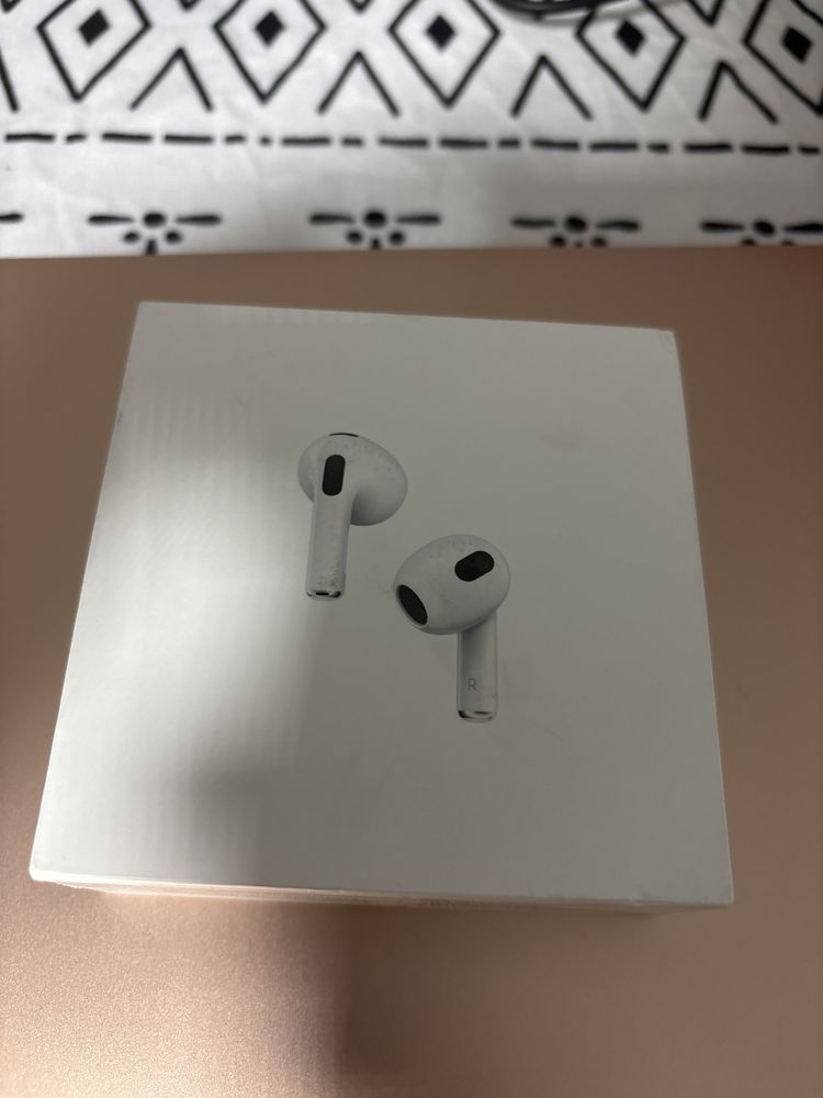 Продам Airpods 3