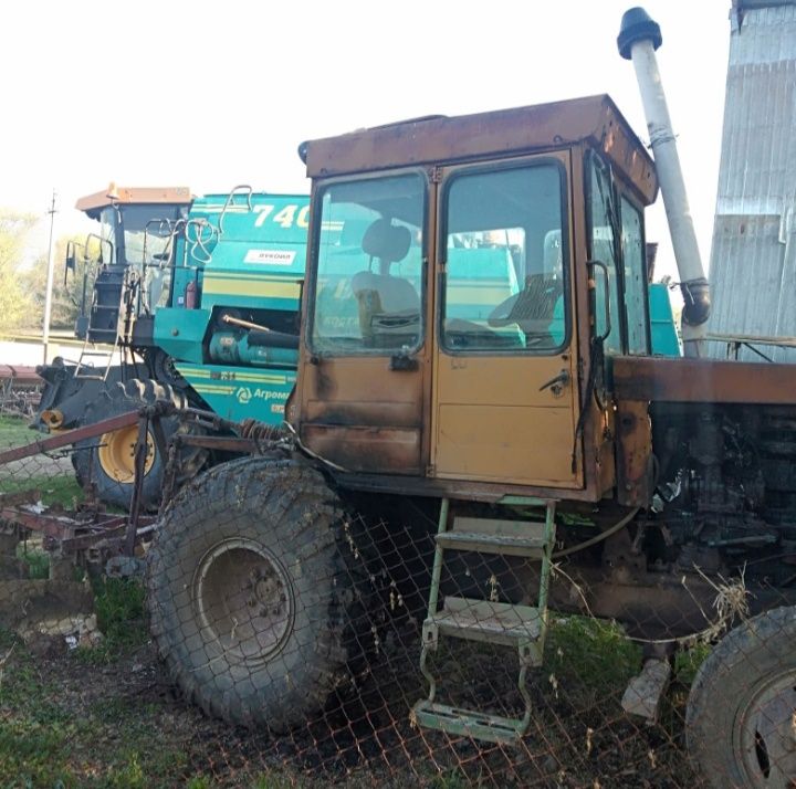 Продаётся ДТ-75 колёсный с плугом