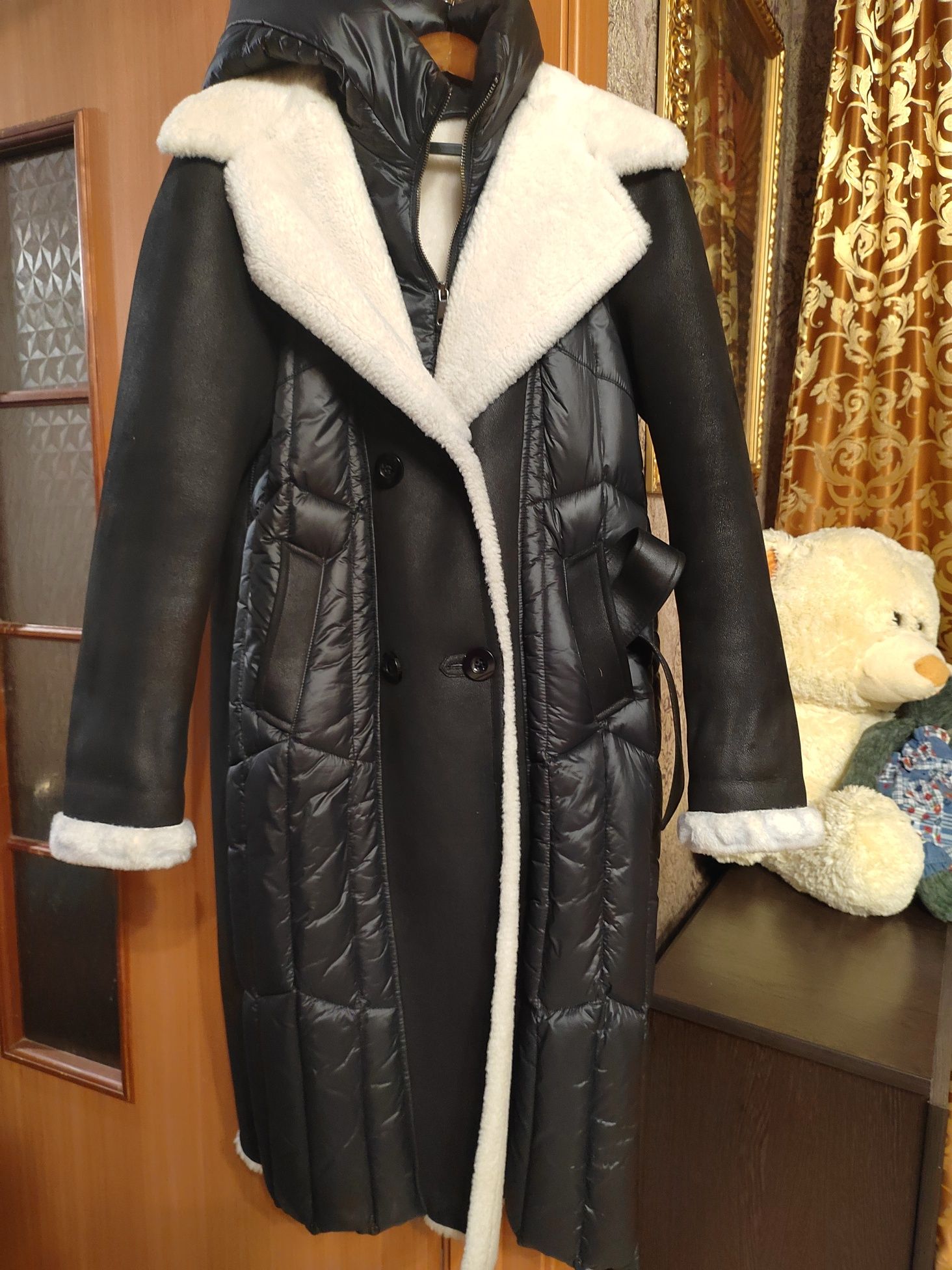 Продам куртку, цвет чёрный, размер 44.