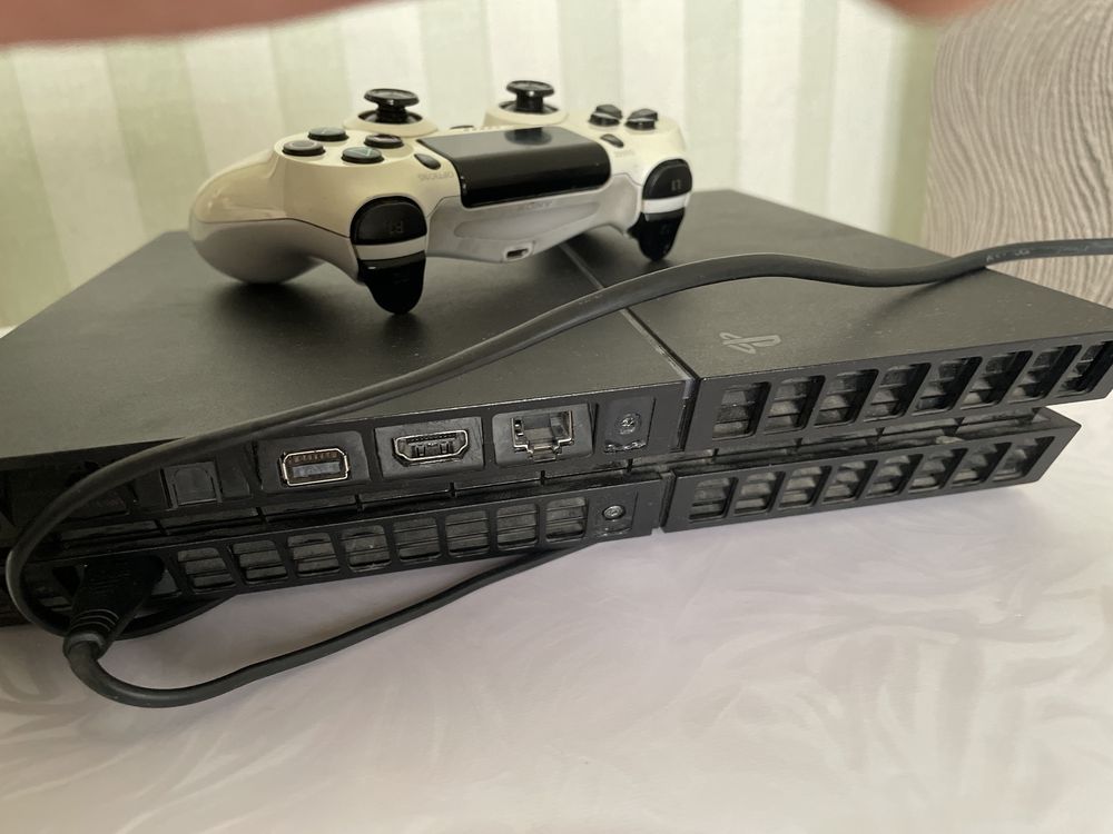 Продам PlayStation 4 бу