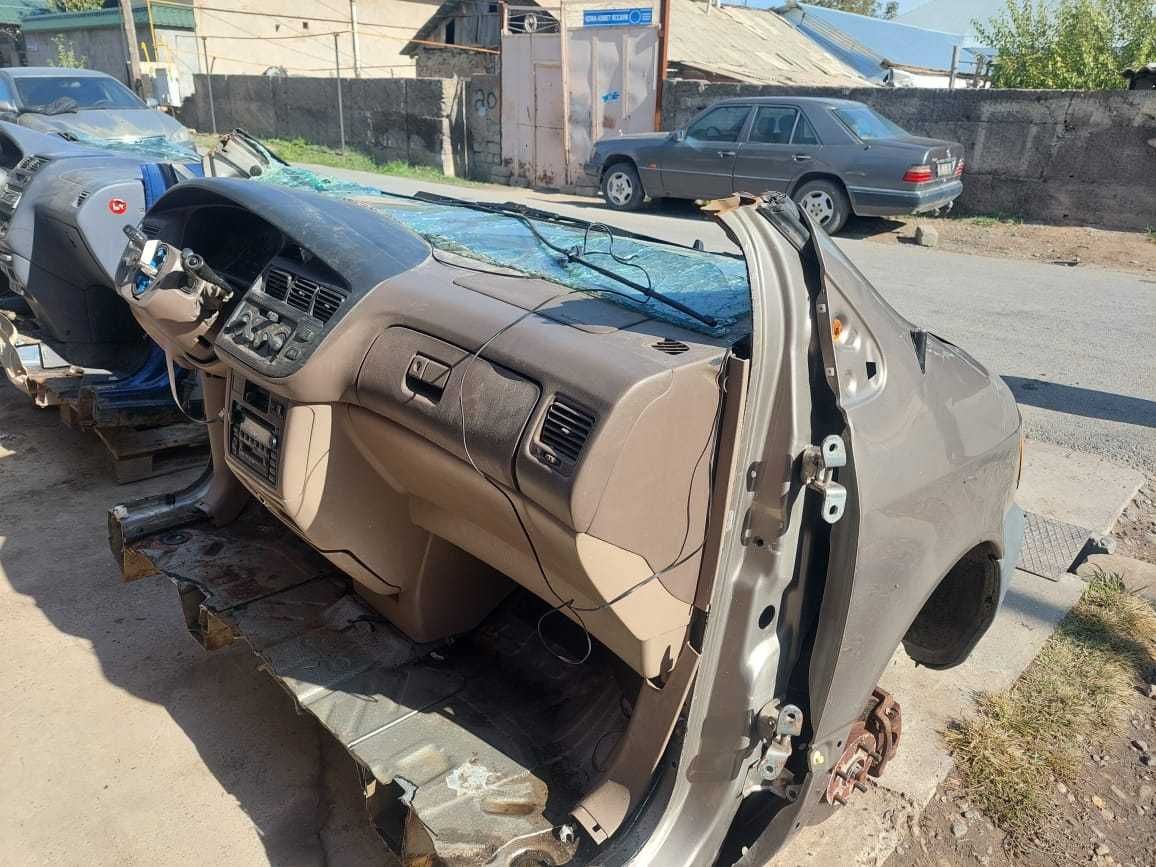 Запчасти по кузову на Toyota Cienna
