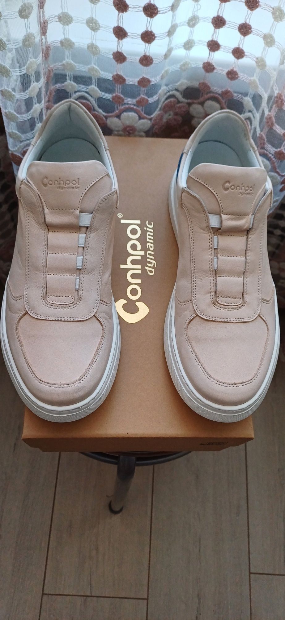 Продам кроссовки Conhpol