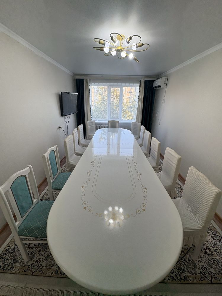 Стол, стульчики, скатерть