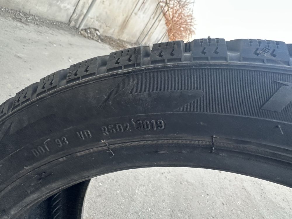Шина 245/40/18 зима шипы 3 штук