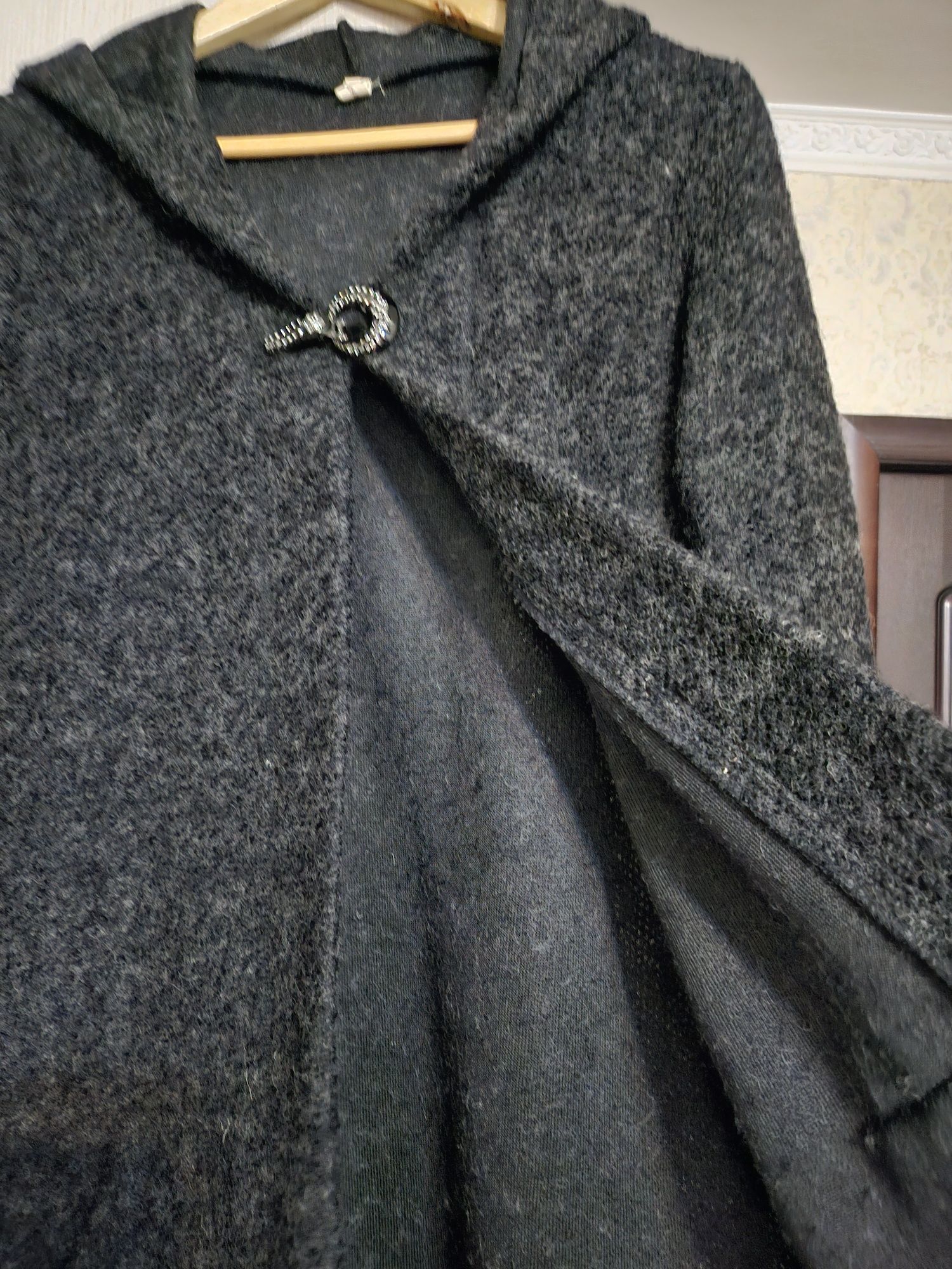 Продаю кардиган чёрного цвета цвета.