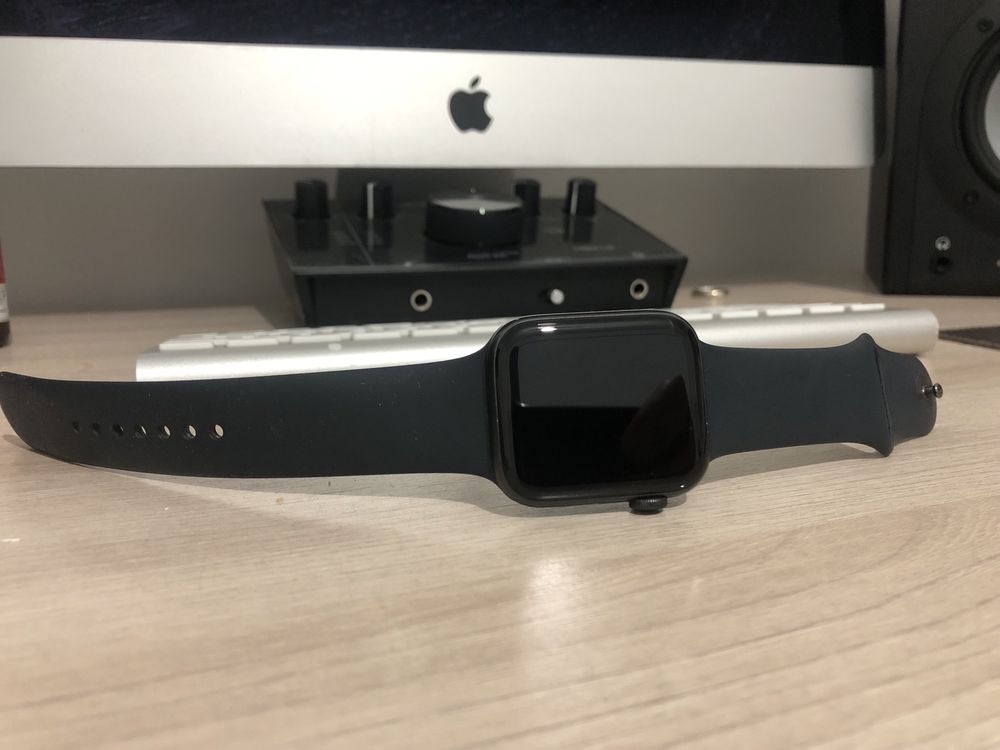 Apple Watch SE 3 отличном состоянии.