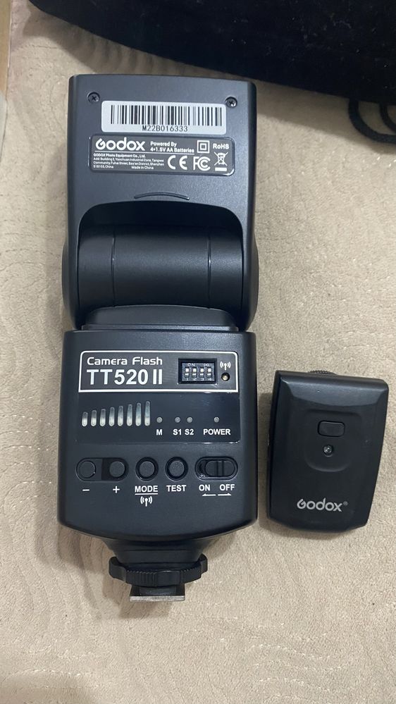 Фотоаппарат Canon 2000D с двумя объективами и со вспышкой