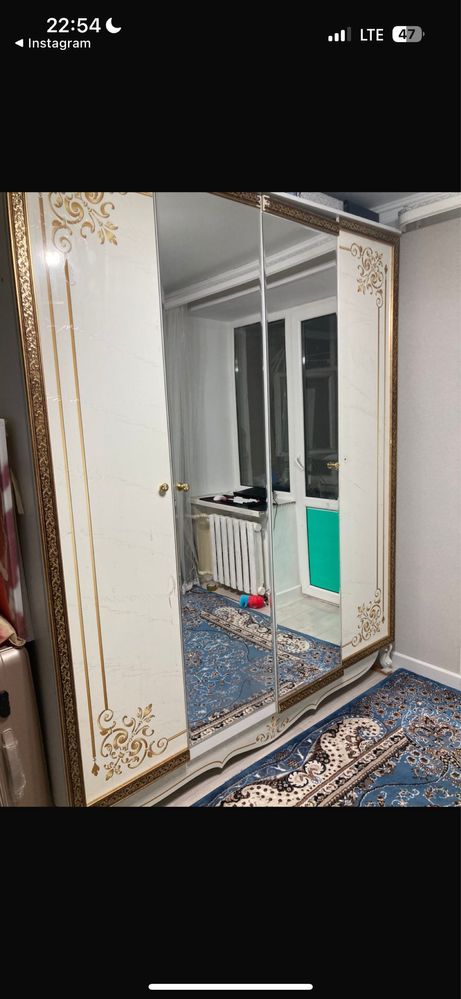 Продается шкаф с комодом и зеркалом