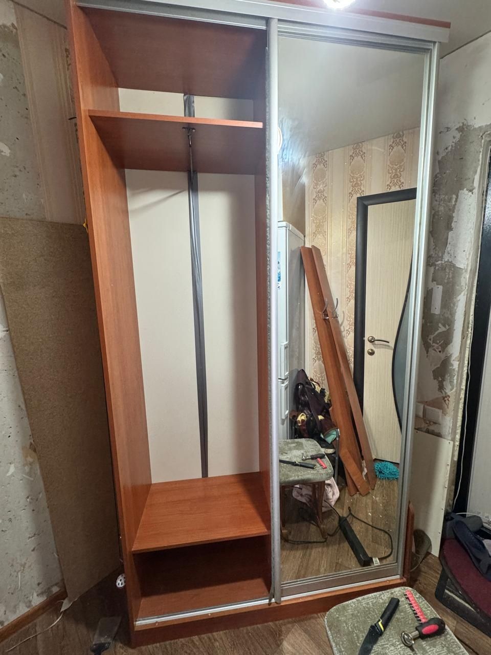 Продам прихожую   шкаф