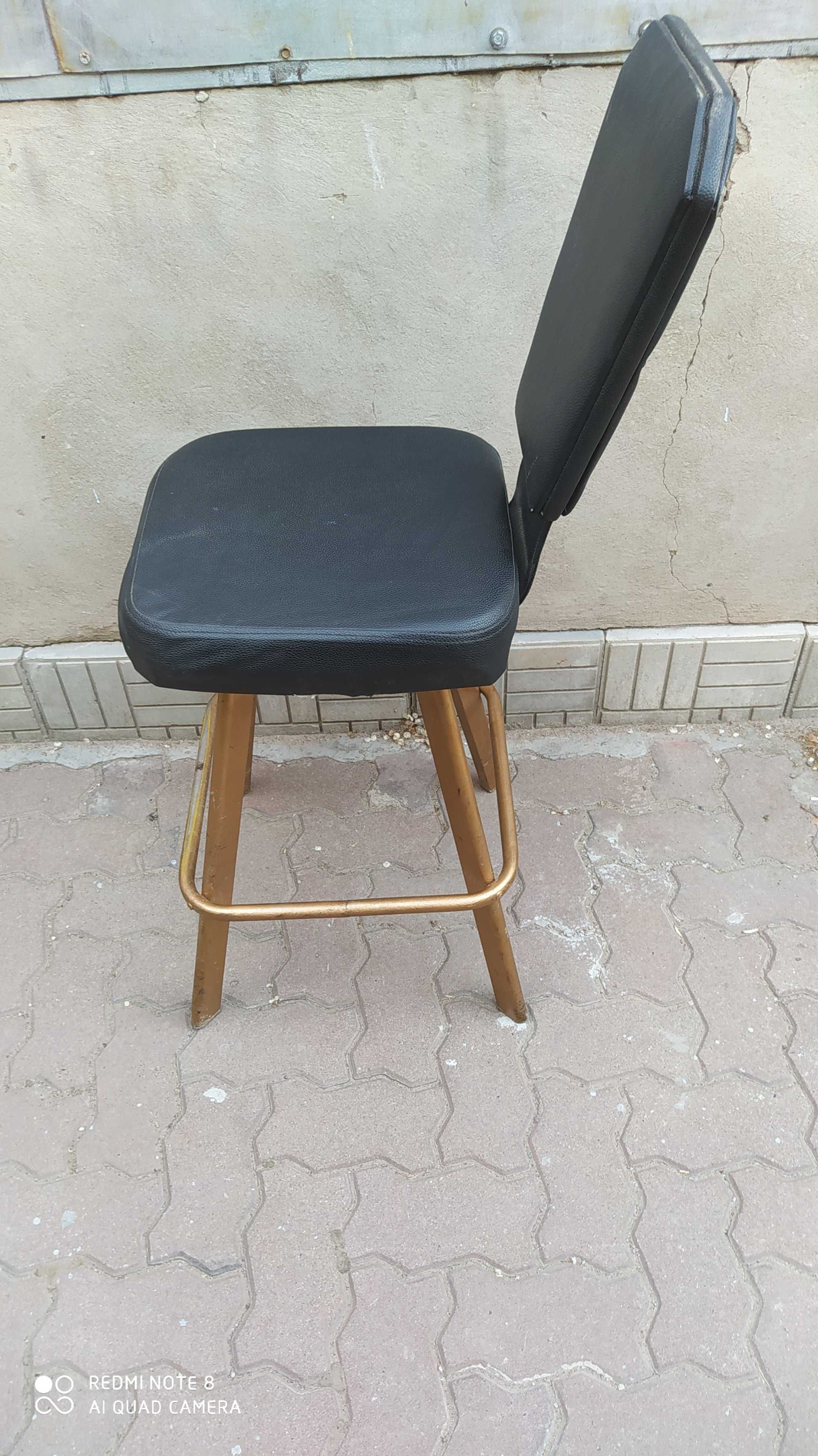 продам барный стульчик со спинкой