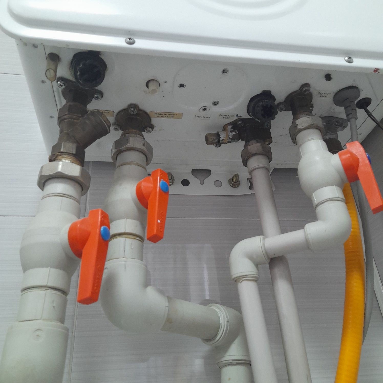 Газовый котел Rinnai модель 107 emf,  год выпуска 2011