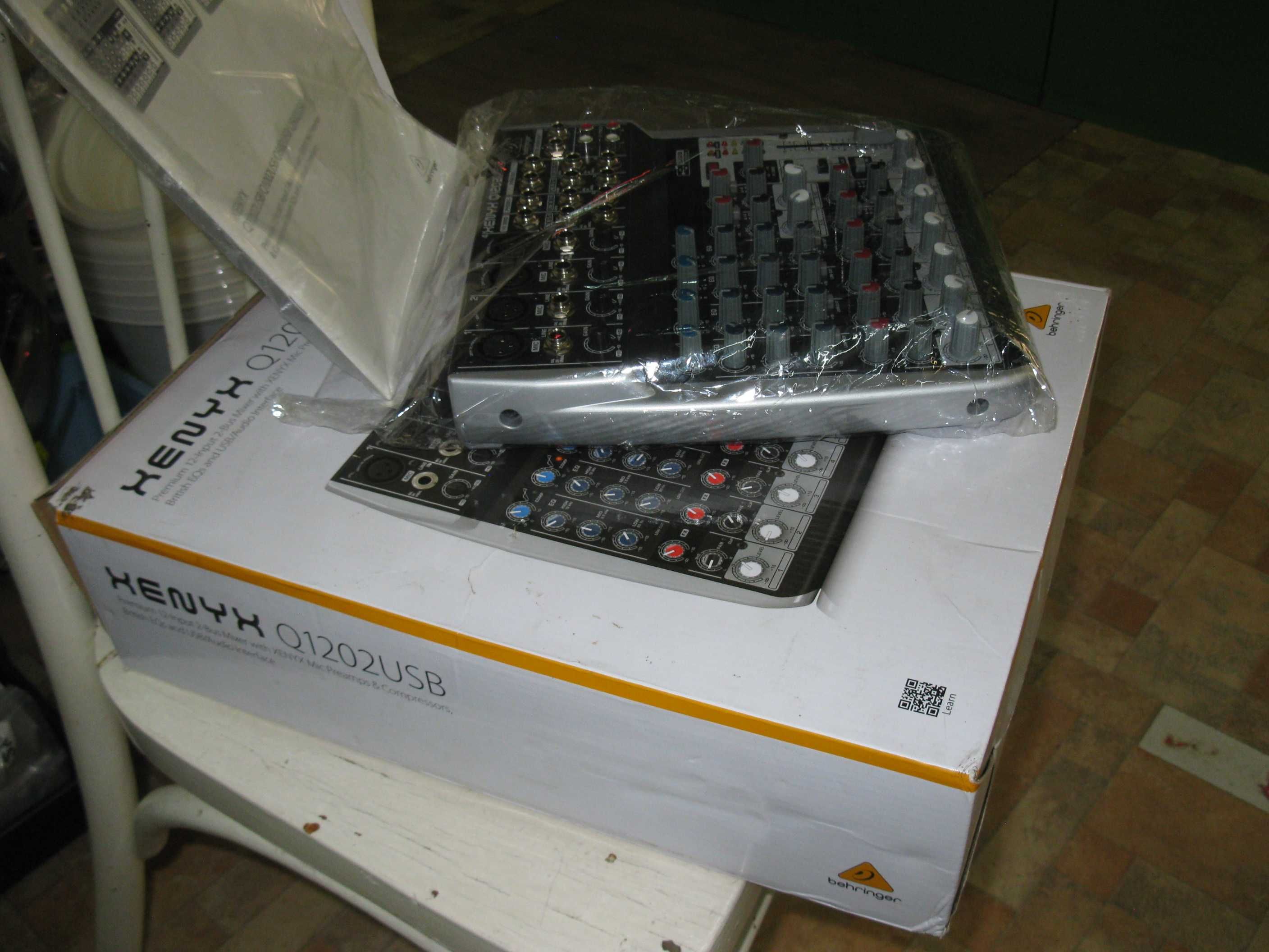 Микшерный пульт Беренджер XENYX Q1202 USB