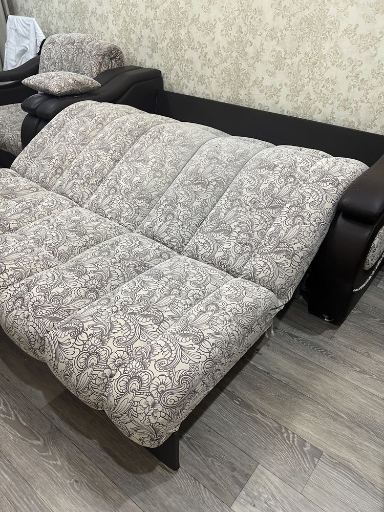 Продам диван с креслом раскладной.