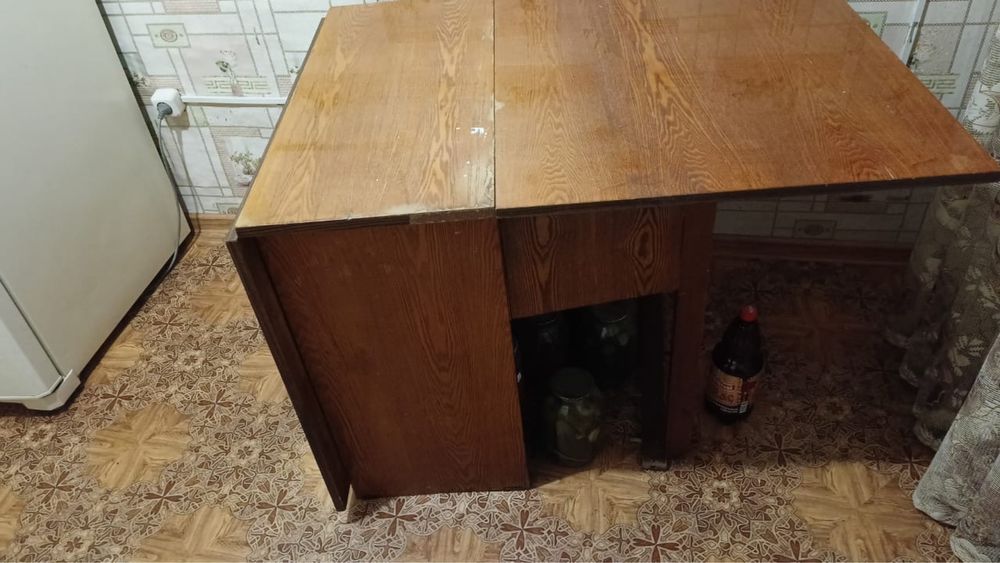 Продам прихожую, кухонный гарнитур, столы, диван, шифоньер