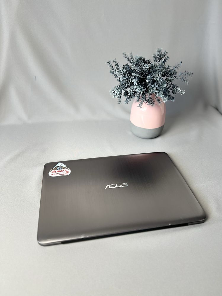 Ноутбук Asus VivoBook E403N Мобильная версия, элегантно оформленная