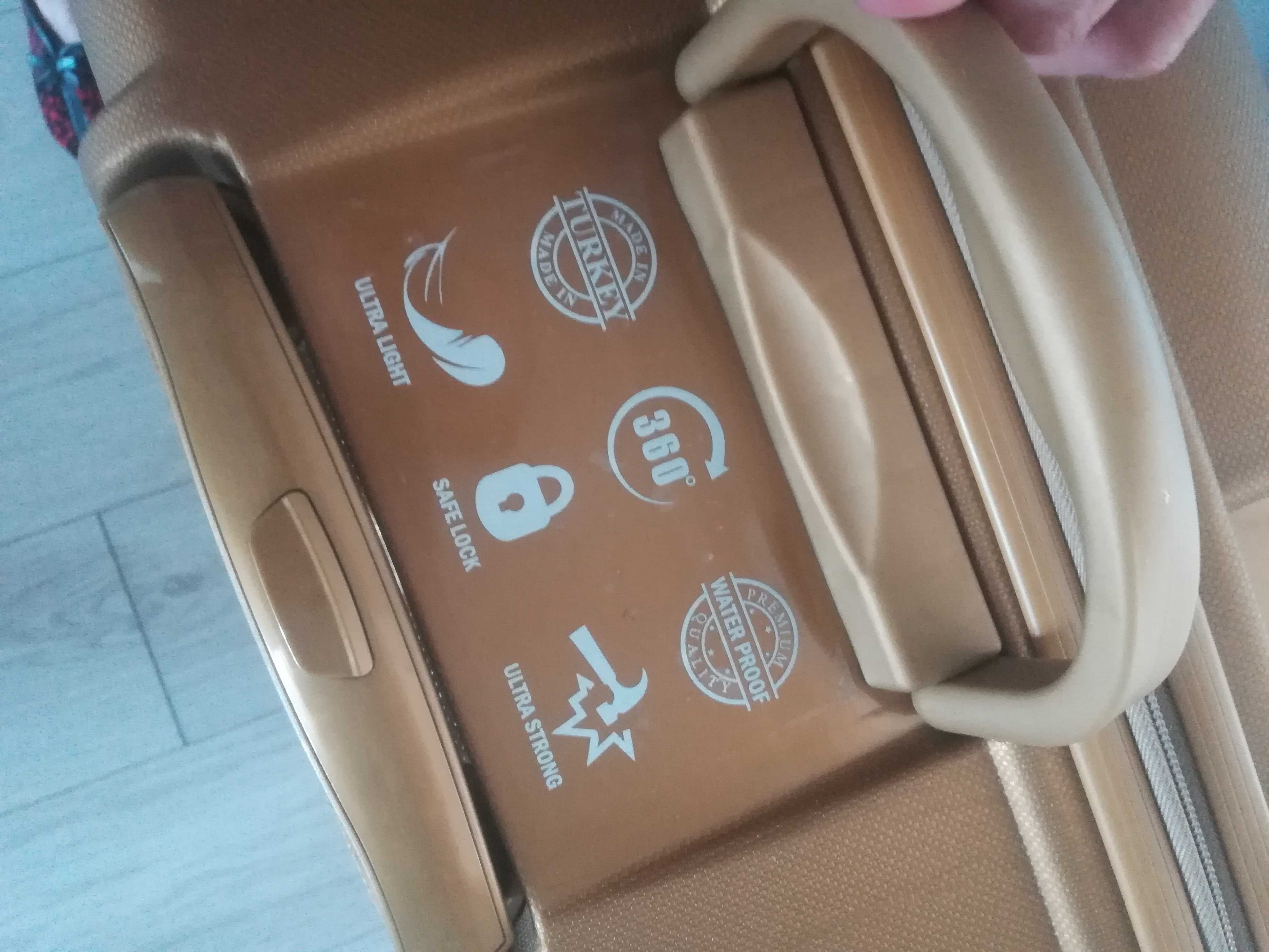 Продам чемодан с колесиками
