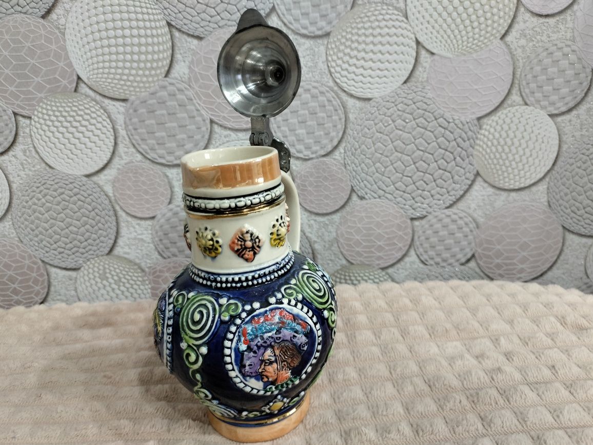 Пивные кружки и кувшин для вина.