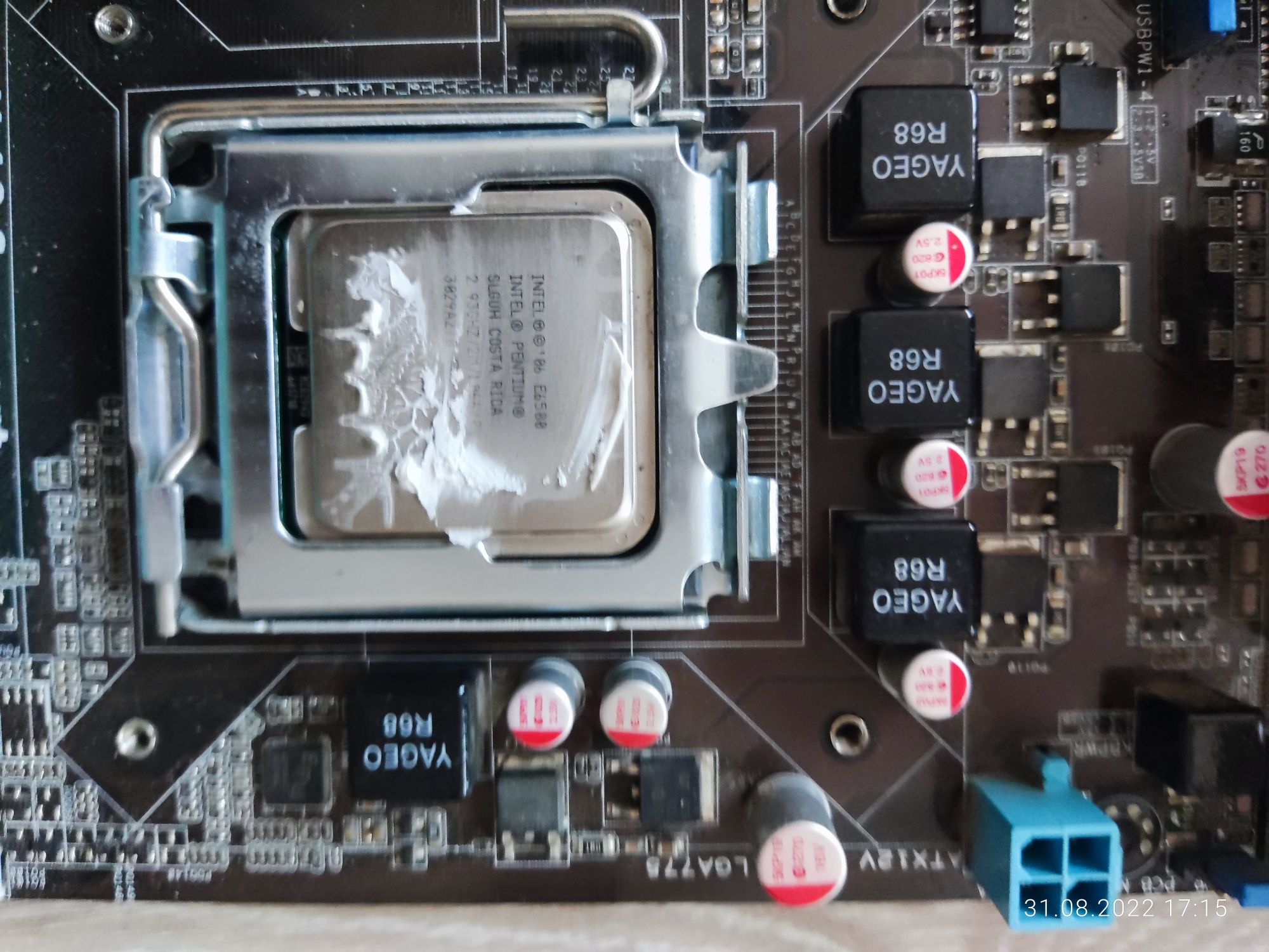 Системная материнская плата Asus с процессором и ОЗУ.
