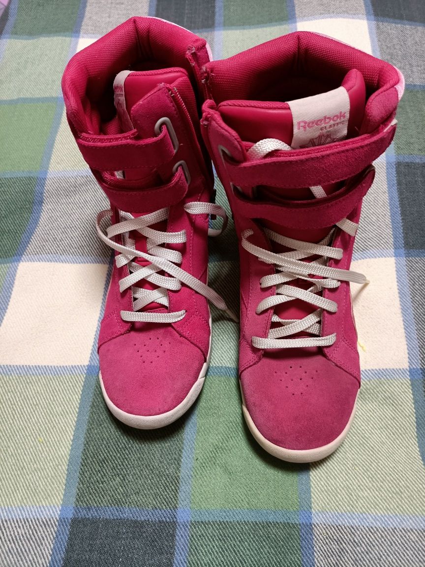 Продам новые зимние кроссовки Reebok