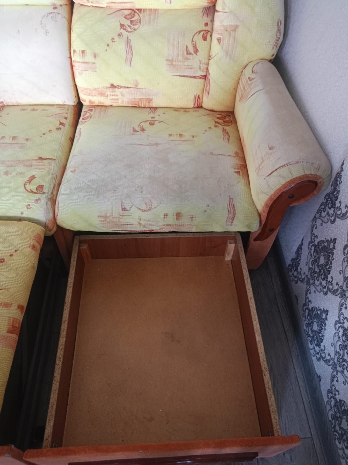 Продам срочно диван