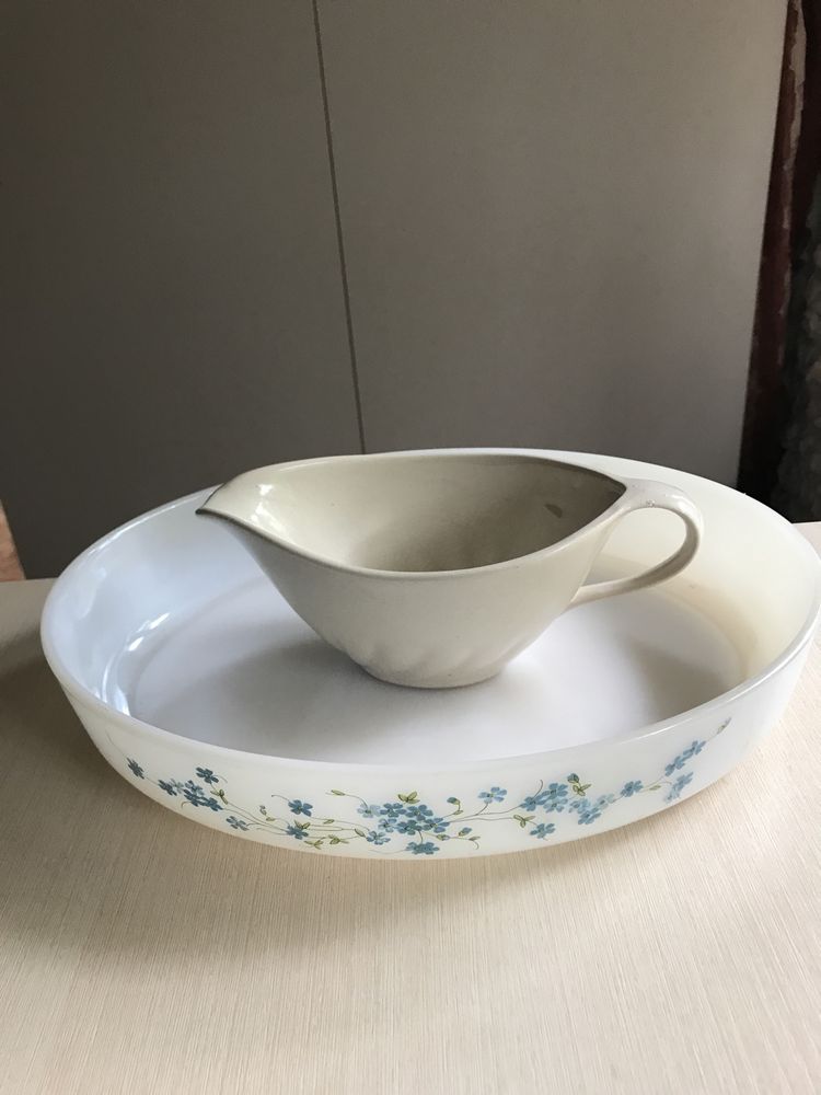 Чайные чашки,пивные стаканы,соусница,салатницы.