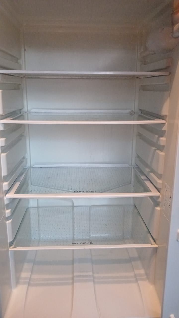 Холодильник Ariston ENBL 16210 F — с нижней мороз. камерой.