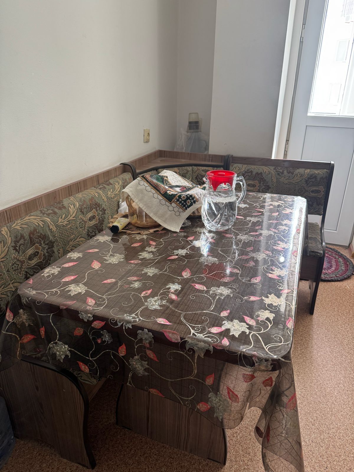 Продаётся кухонный уголок со столом и двумя табуретками
