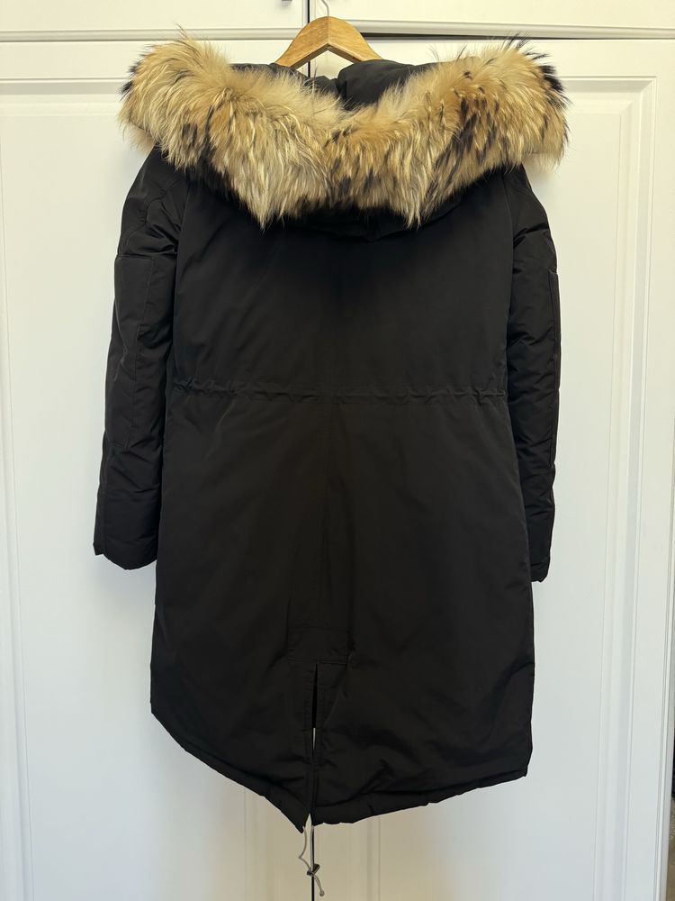 Пуховик Woolrich с мехом енота